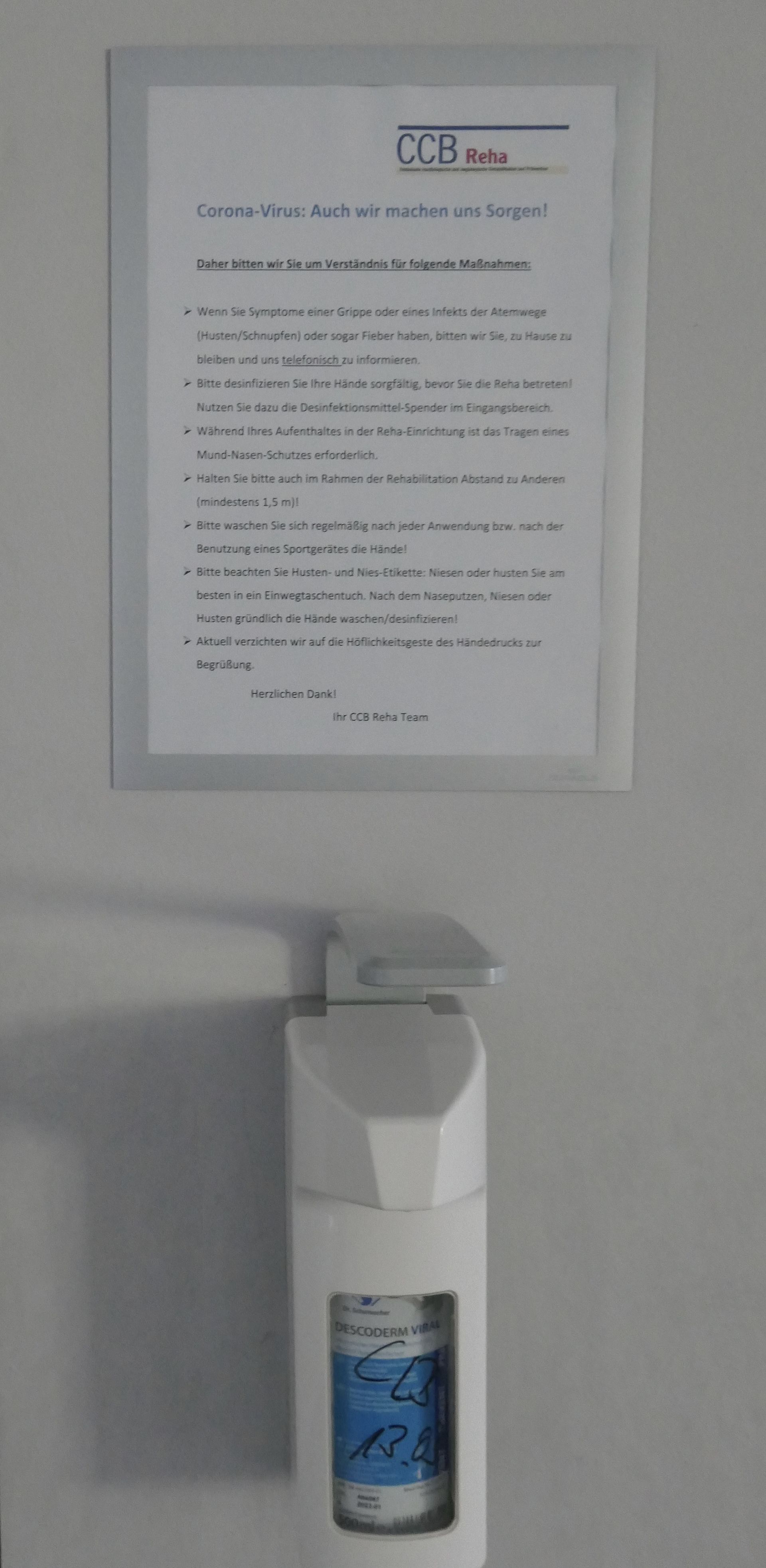 In der CCB Reha wurden 20 Desinfektionsstationen installiert, damit jederzeit die Hände desinfiziert werden können.